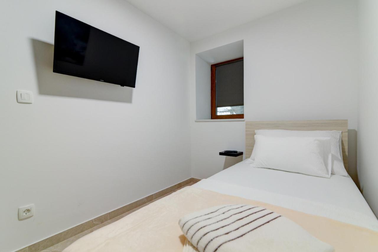 Rote Zora Apartman Zengg Kültér fotó